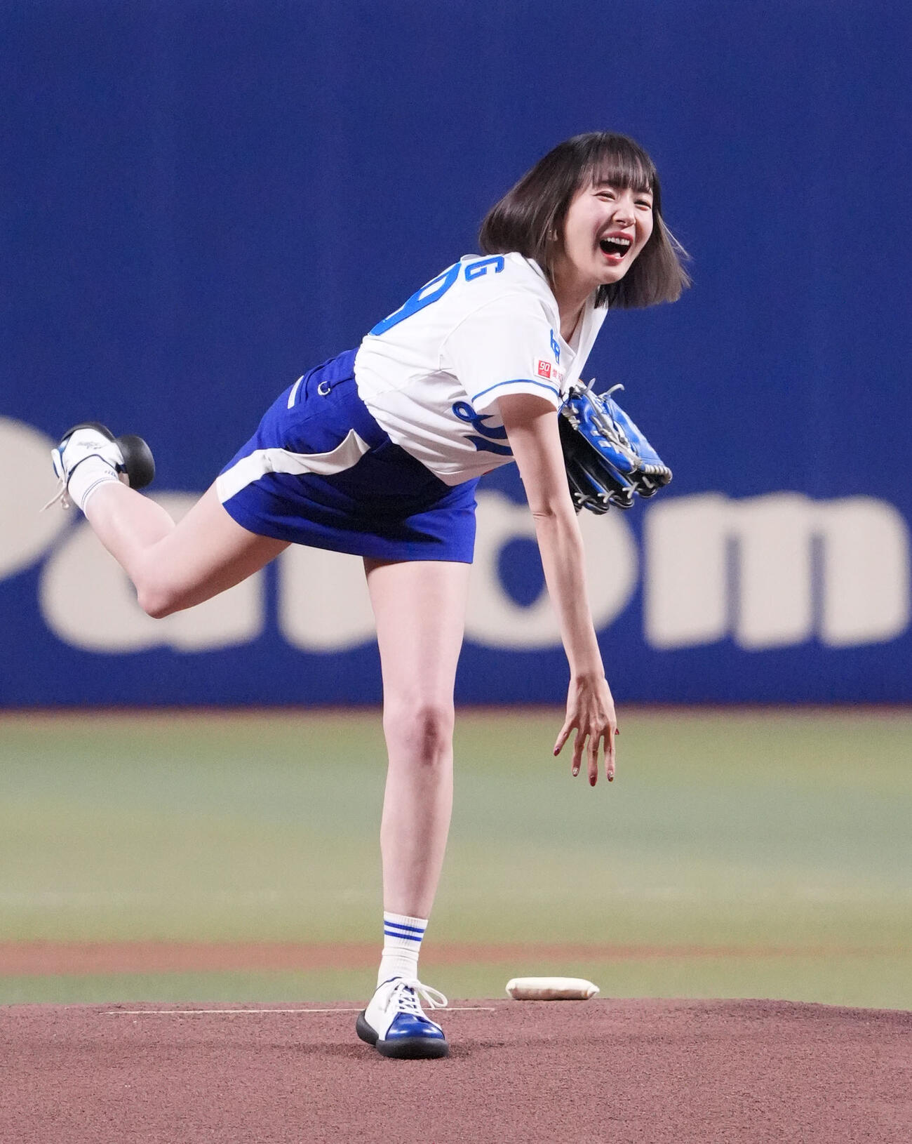 中日対日本ハム　試合前、始球式を行うプロ雀士の岡田紗佳（2025年6月撮影）
