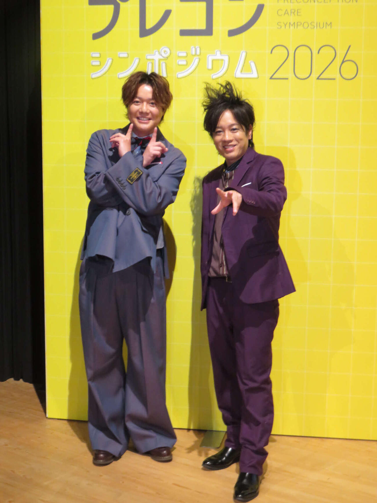「プレコンシンポジウム　2026　♯いまを進めよう」に出席した、ぺこぱのシュウペイ（左）と松陰寺太勇