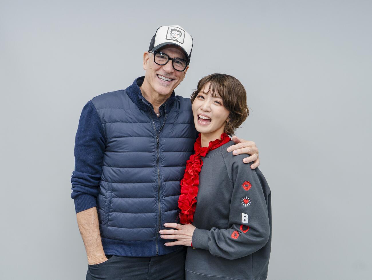 「BOOP！ The Musicalブープ！ザミュージカル」に主演する礼真琴（右）と演出のジェリー・ミッチェル氏（撮影・Avery Brunkus）