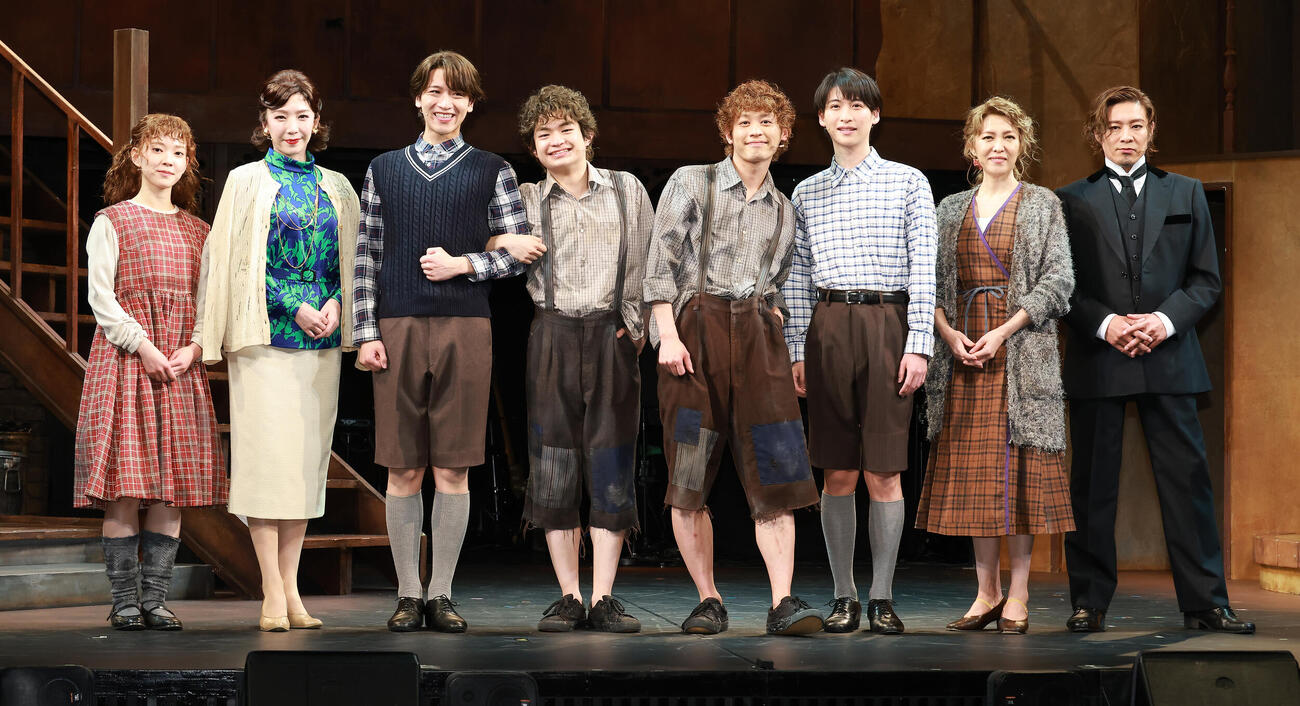 ミュージカル「ブラッド・ブラザーズ」囲み会見を行う、左から小向なる、瀬奈じゅん、島太星、渡邉蒼、小林亮太、山田健登、安蘭けい、東山義久（撮影・中島郁夫）