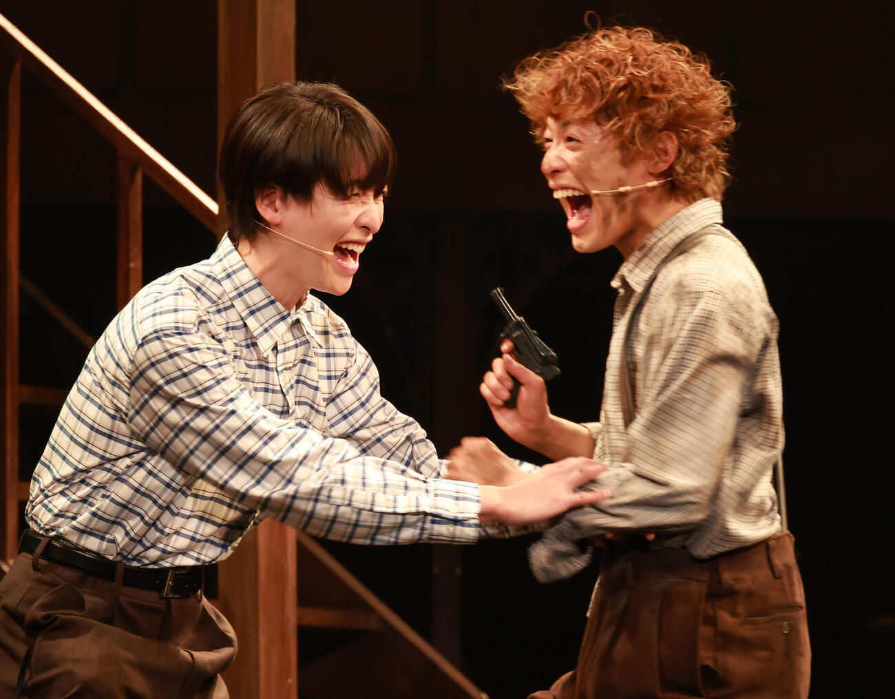 ミュージカル「ブラッド・ブラザーズ」ゲネプロで熱演する山田健登（左）と小林亮太（撮影・中島郁夫）