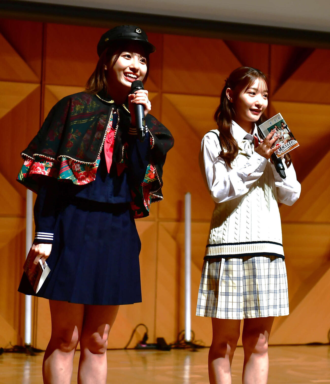 千葉テレビ連続ドラマ「徒然なるままに、短歌部。」舞台あいさつ＆上映会イベントに出席した（大和田南那（左）と藤園麗（撮影・松尾幸之介）