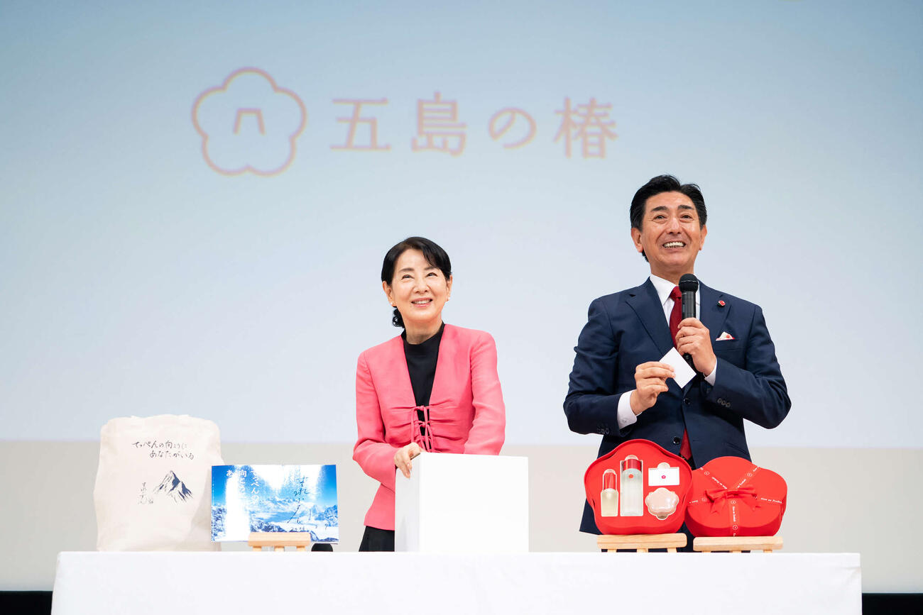 「五島の椿プロジェクト」特別企画映画上映会を行った吉永小百合と松下剛松下財団代表理事