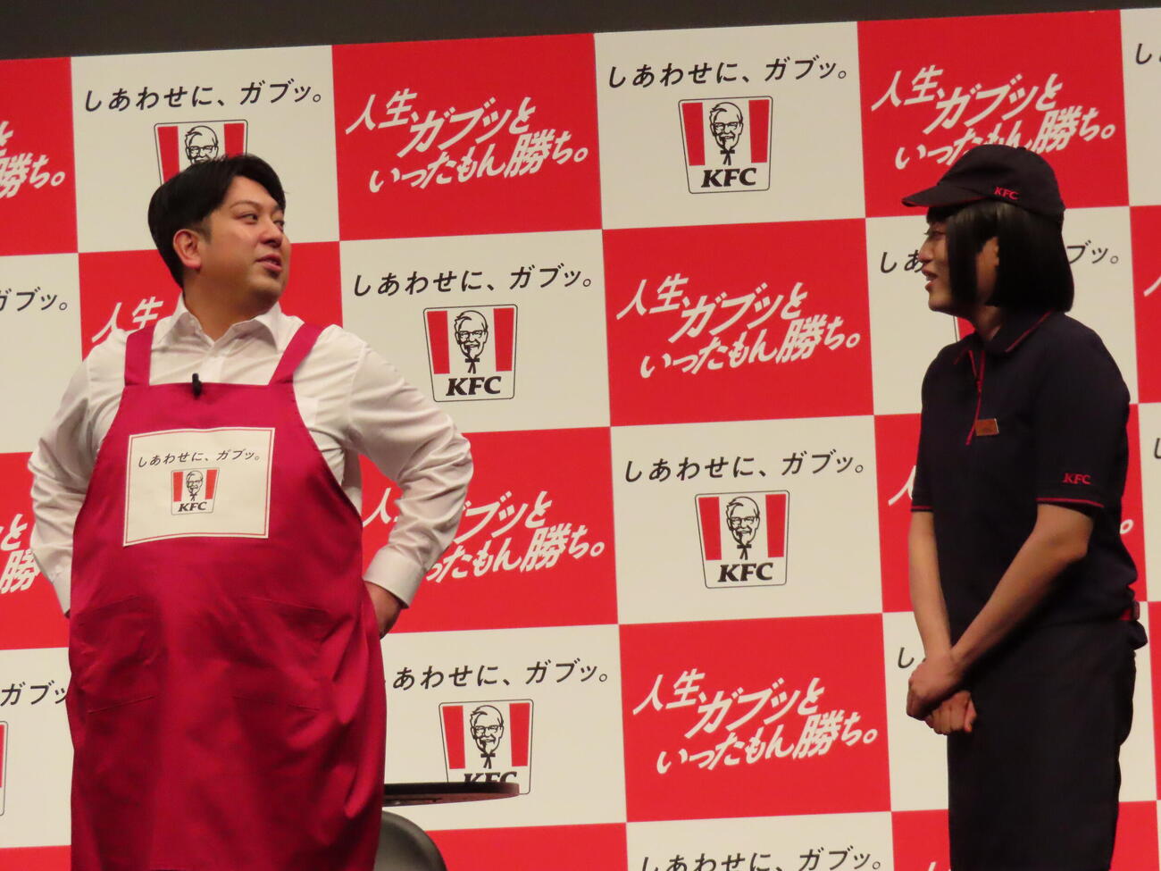 「KFC：THE NEXT CHAPTER－新生KFC事業戦略＆新アンバサダー発表会－」に登壇したレインボーのジャンボたかお（左）と池田直人