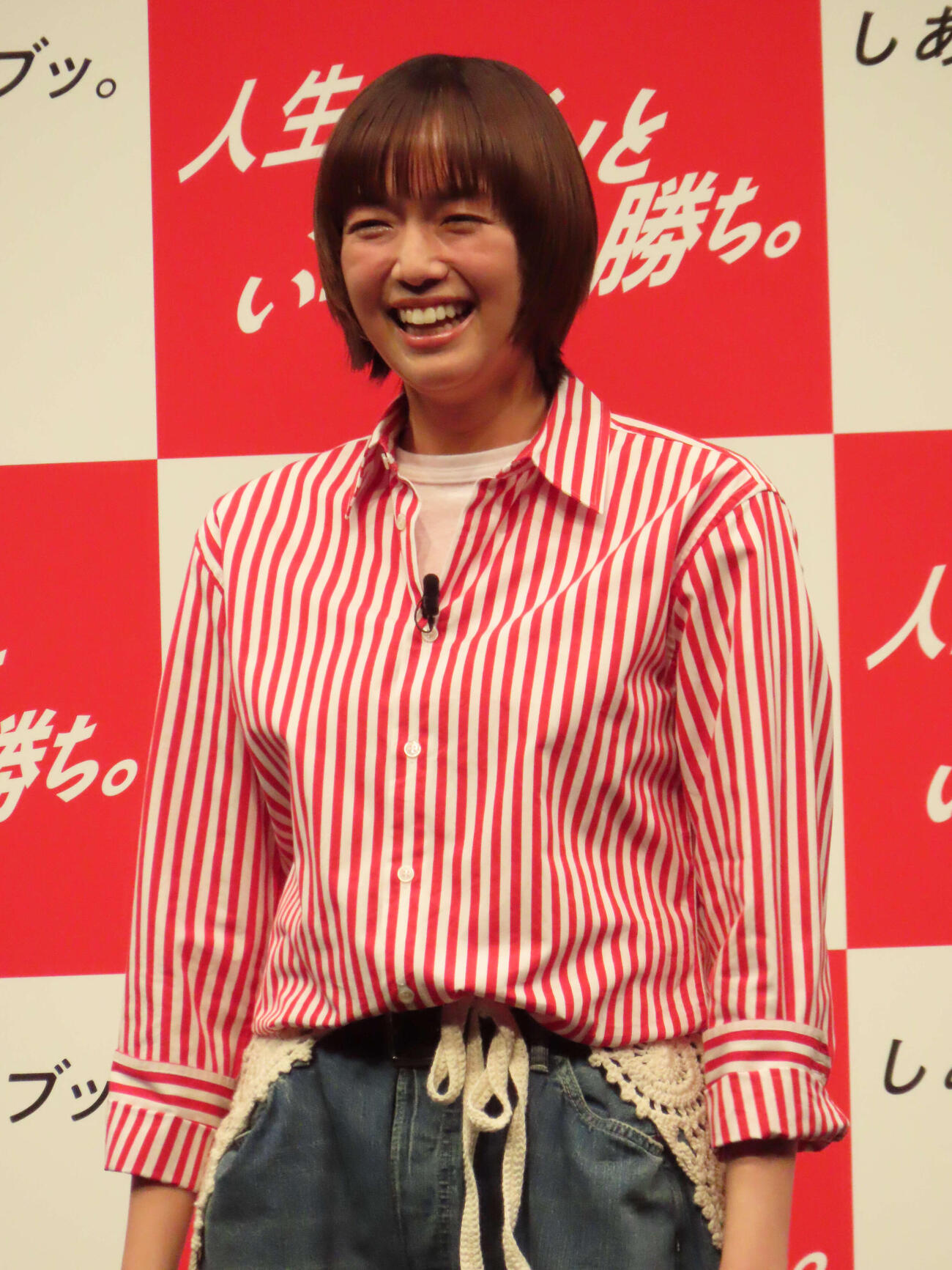 ケンタッキーカラーのシャツで登壇した佐藤栞里