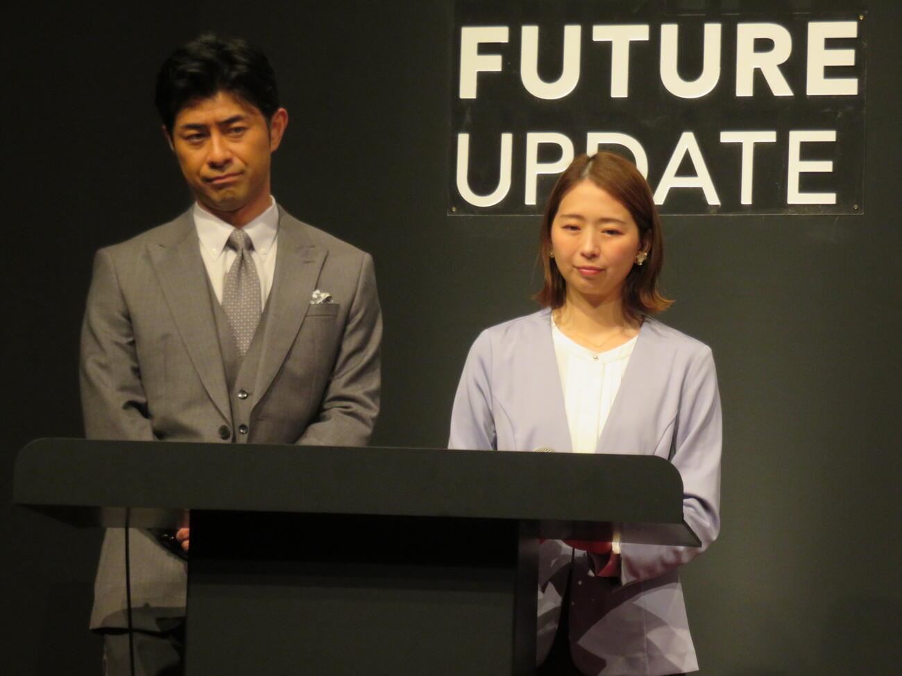 司会を務めた榎並大二郎アナウンサー（左）と小室瑛莉子アナウンサー