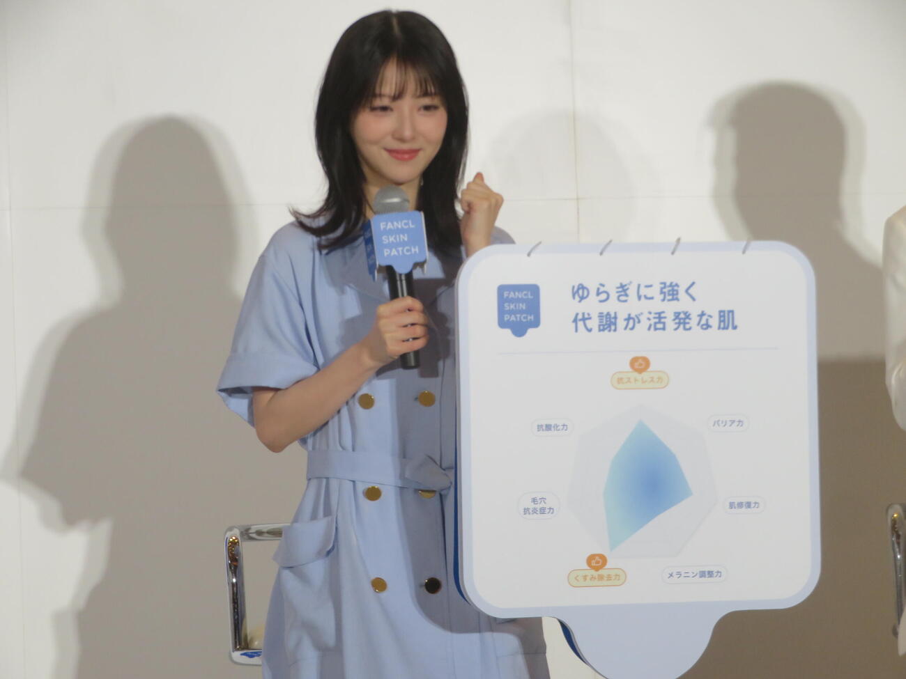 「FANCL　SKIN　PATCH」肌診断の結果を聞く浜辺美波（撮影・川田和博）