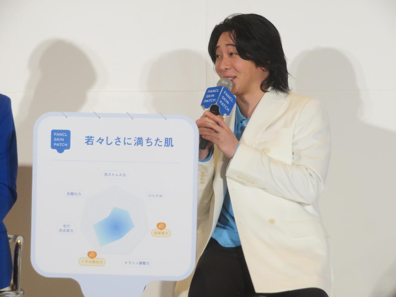 「FANCL　SKIN　PATCH」肌診断の結果を聞く大森元貴（撮影・川田和博）