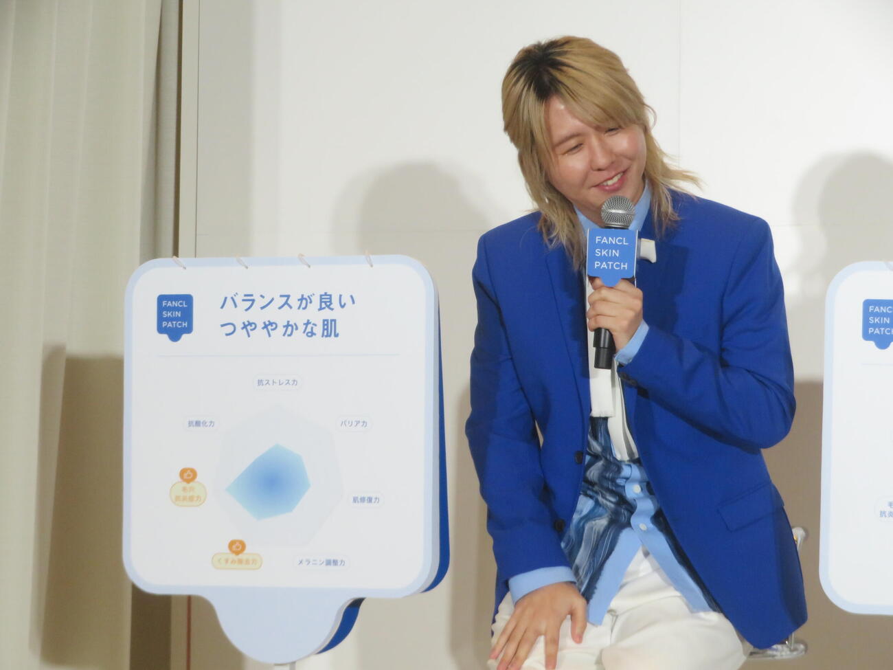 「FANCL　SKIN　PATCH」肌診断の結果を聞く藤澤涼架（撮影・川田和博）