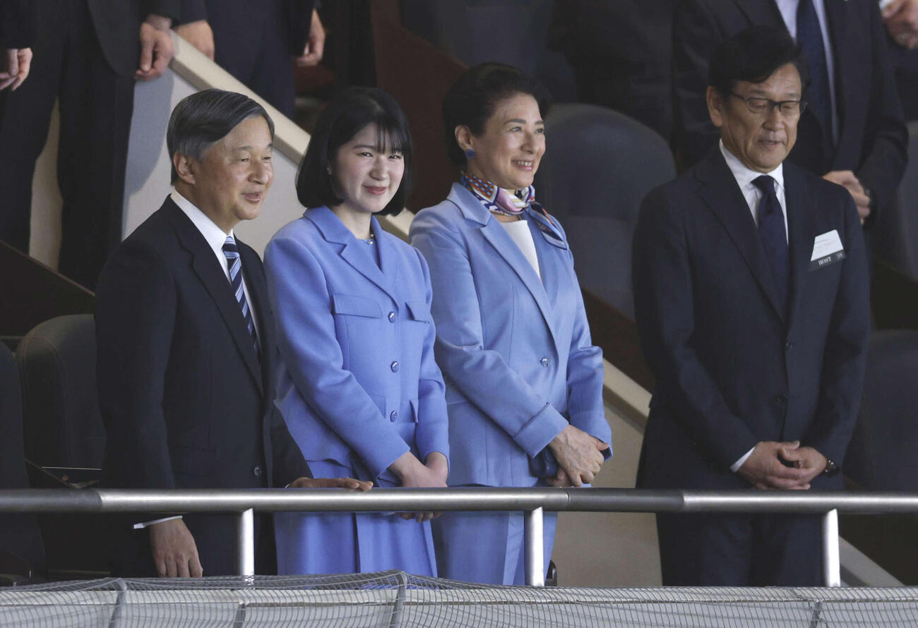 WBCの観戦に臨まれる天皇・皇后両陛下と愛子さま。右端は栗山英樹氏（代表撮影）
