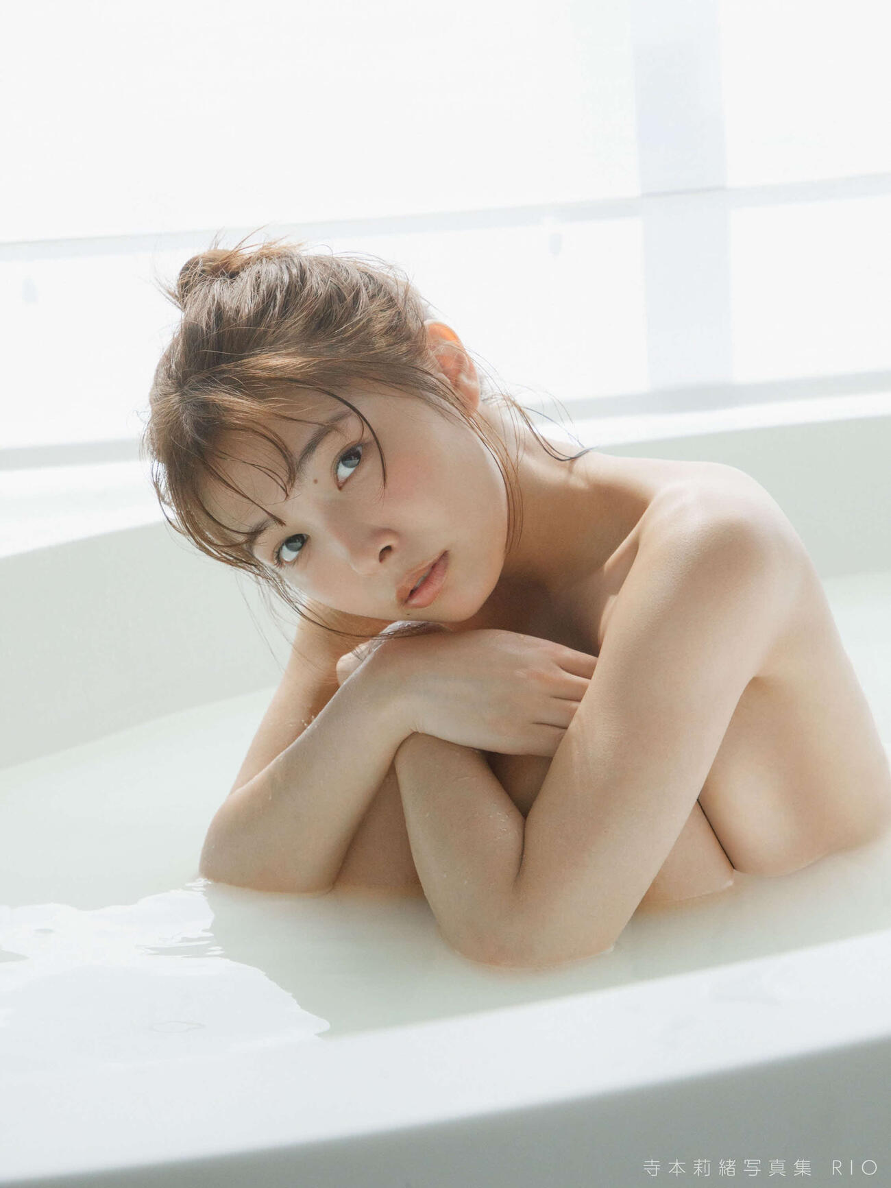 解禁された寺本莉緒2nd写真集「RIO」の裏表紙（C）菊地泰久