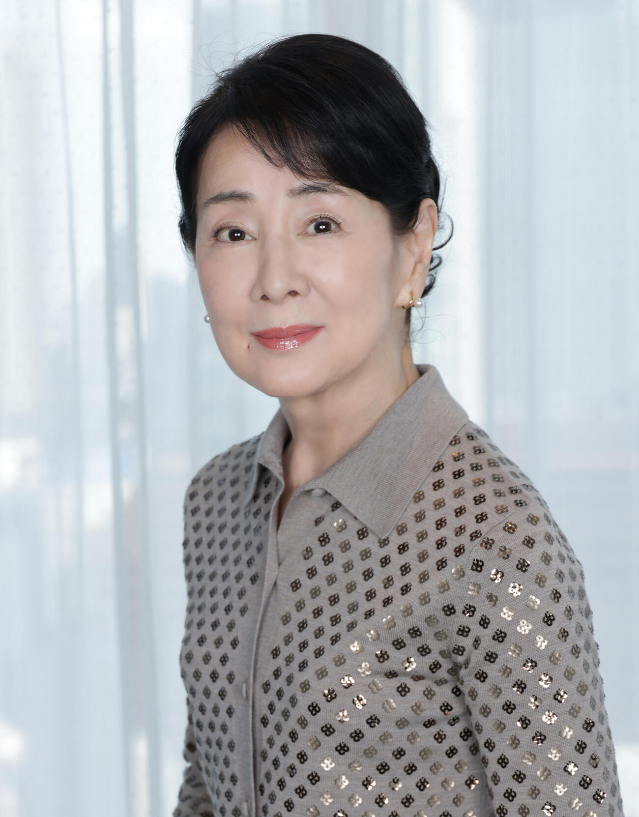 優しい表情でレンズを見つめる吉永小百合