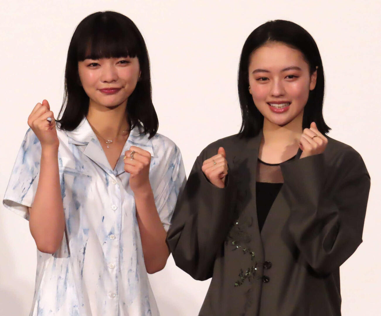 NHK連続テレビ小説「風、薫る」第1週完成試写会見に出席した見上愛（左）と上坂樹里