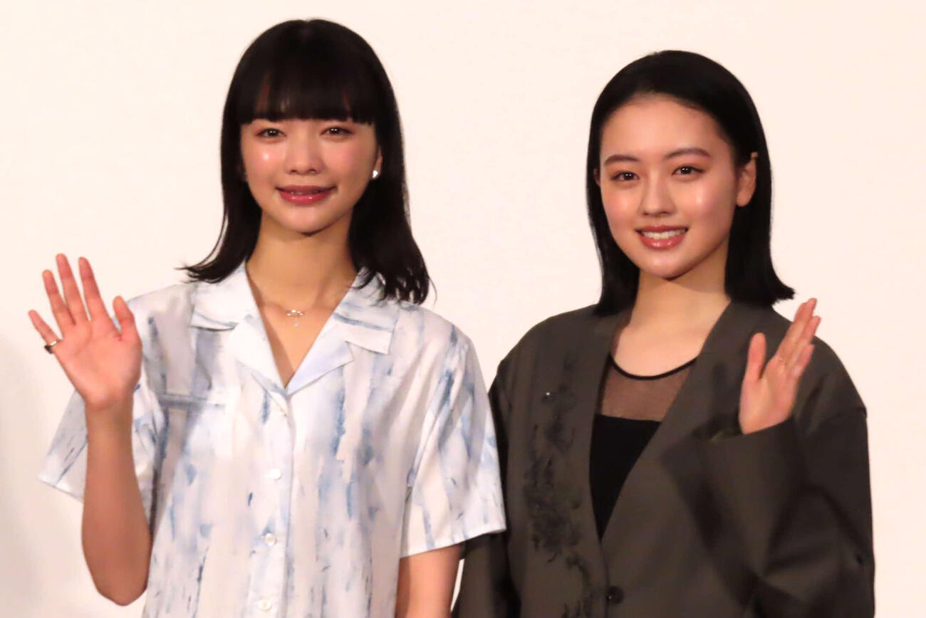 NHK連続テレビ小説「風、薫る」第1週完成試写会見に出席した見上愛（左）と上坂樹里