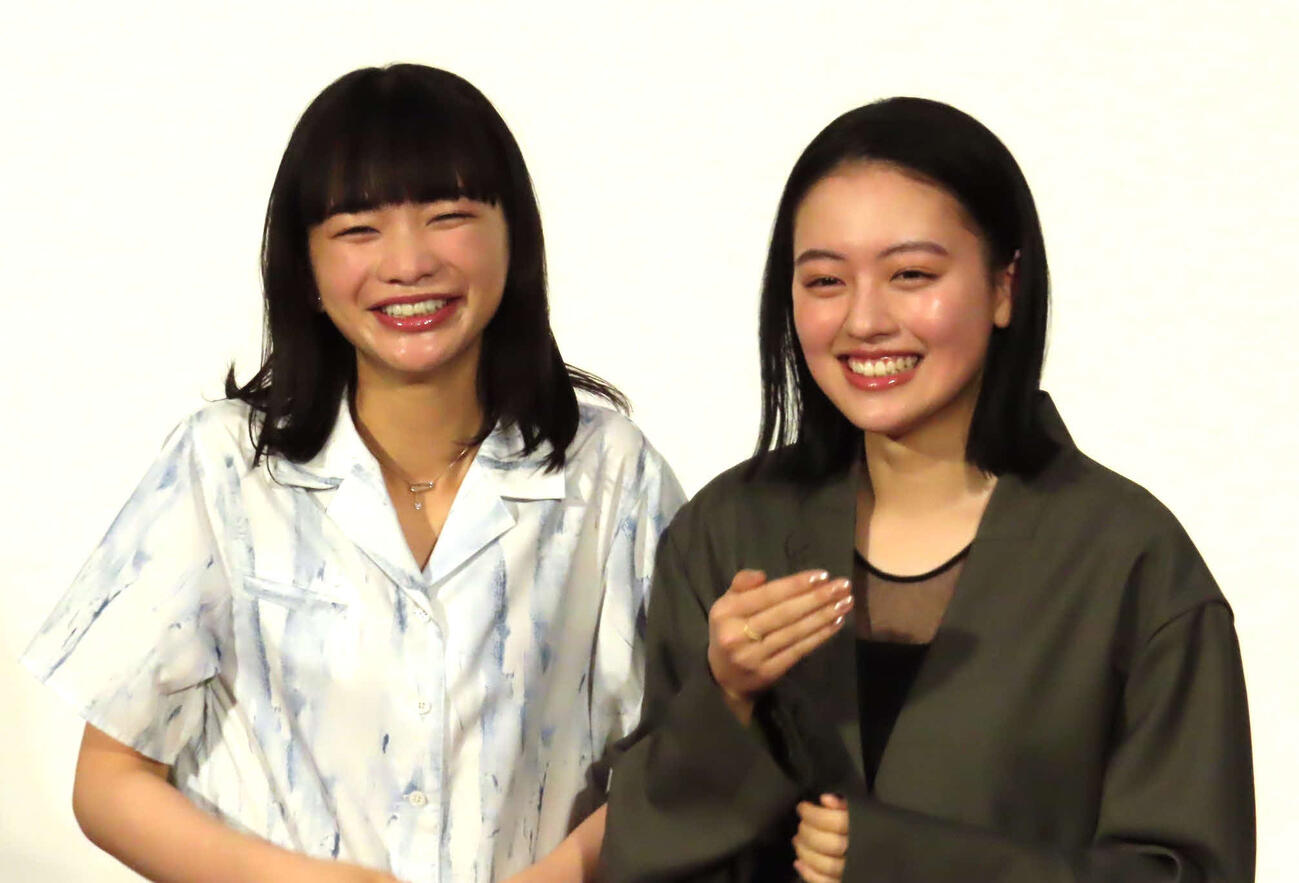 NHK連続テレビ小説「風、薫る」第1週完成試写会見に出席した見上愛（左）と上坂樹里