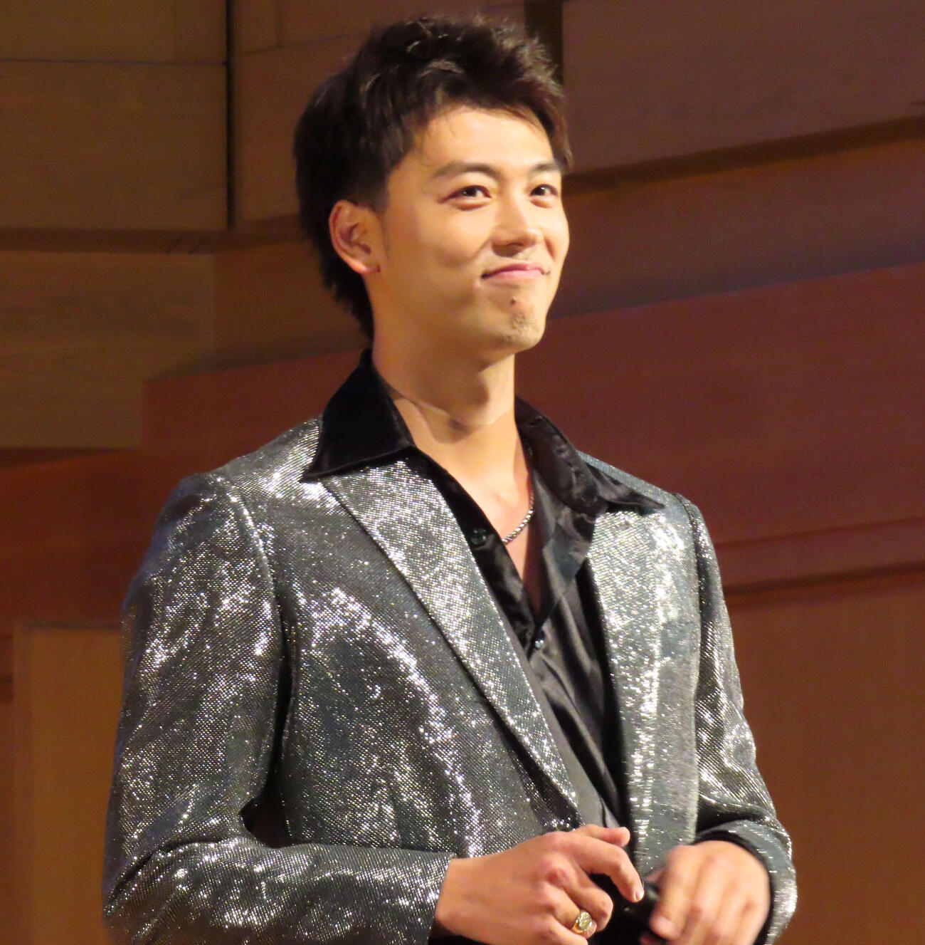 主演ミュージカル「奇跡を呼ぶ男」の制作発表会見で歌唱披露した竹内涼真