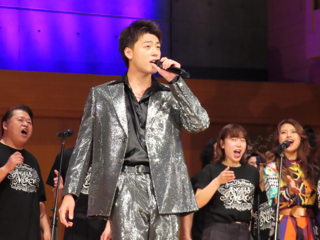 主演ミュージカル「奇跡を呼ぶ男」の制作発表会見で歌唱披露した竹内涼真