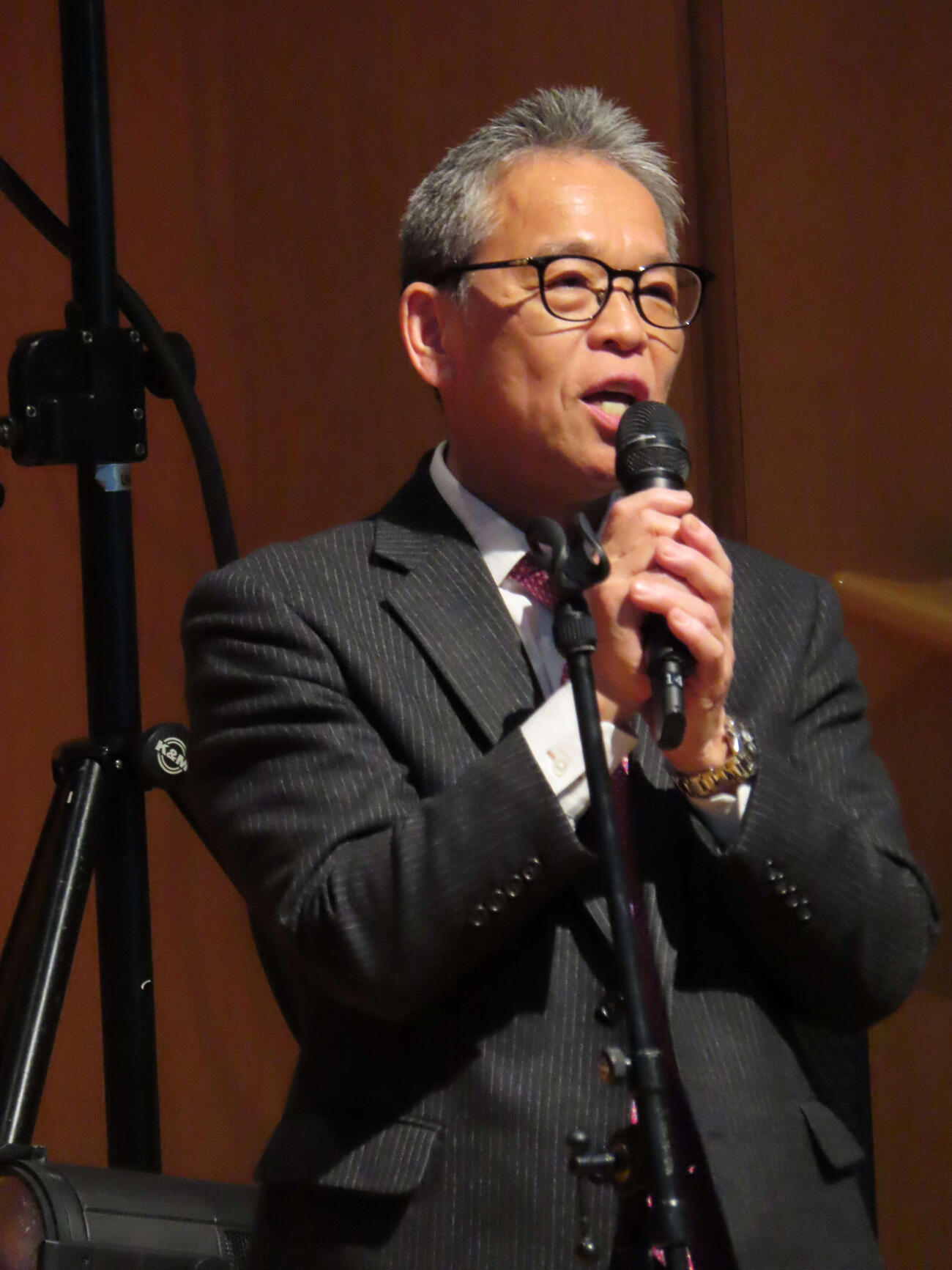 主演ミュージカル「奇跡を呼ぶ男」の制作発表会見であいさつするホリプロ菅井敦社長