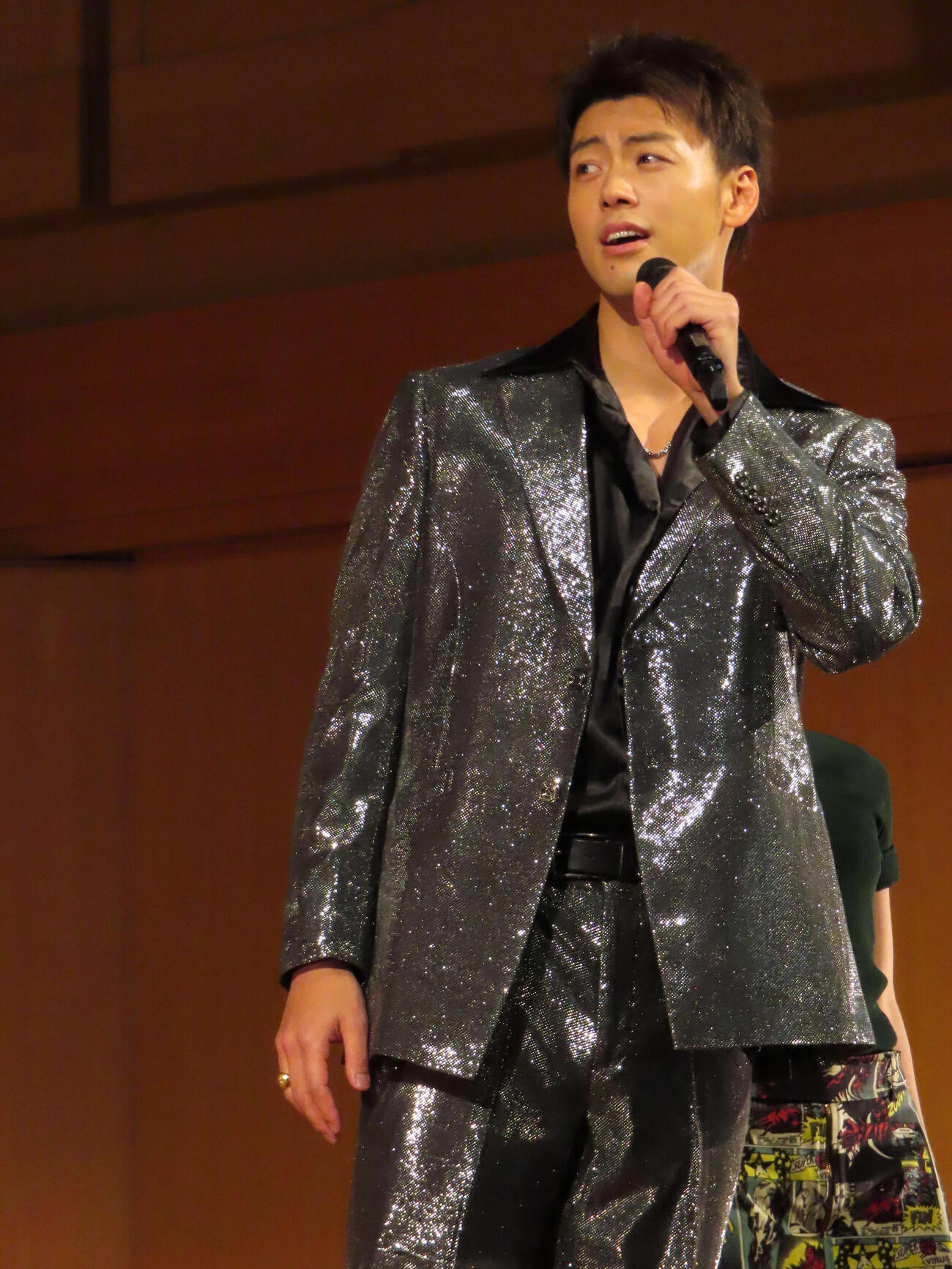 主演ミュージカル「奇跡を呼ぶ男」の制作発表会見で歌唱披露した竹内涼真