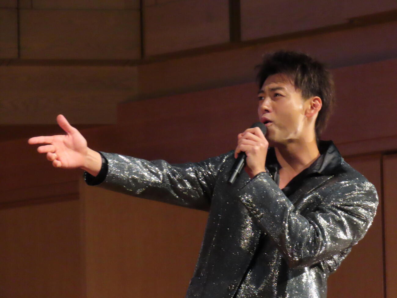 主演ミュージカル「奇跡を呼ぶ男」の制作発表会見で歌唱披露した竹内涼真