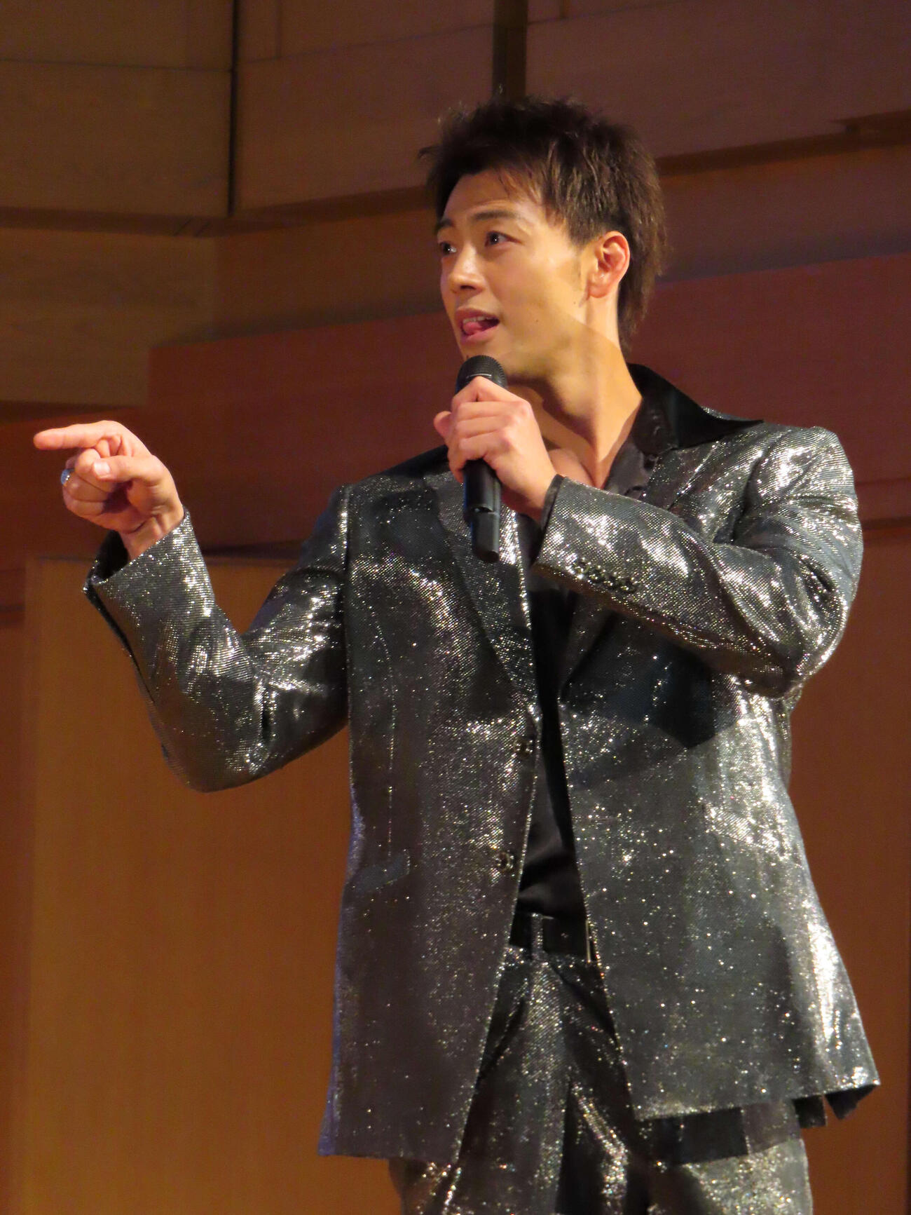 主演ミュージカル「奇跡を呼ぶ男」の制作発表会見で歌唱披露した竹内涼真