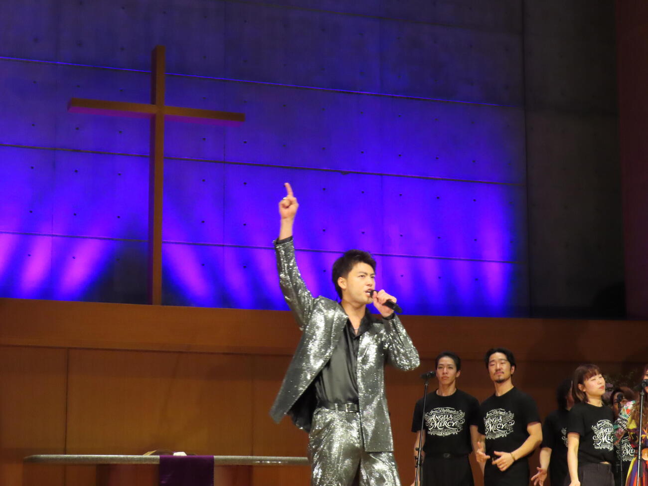 主演ミュージカル「奇跡を呼ぶ男」の制作発表会見で歌唱披露した竹内涼真