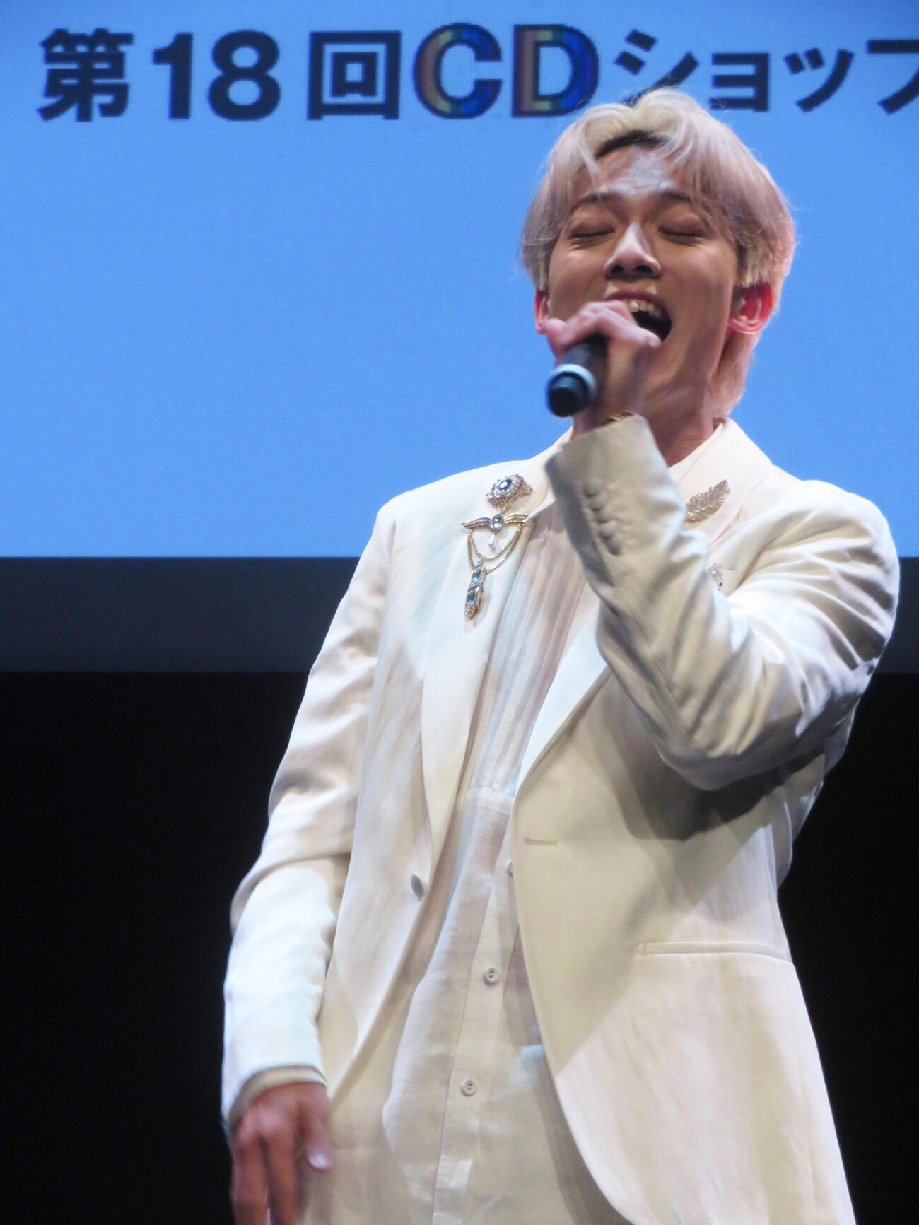 歌謡曲賞を受賞した「運命の夏」を熱唱する辰巳ゆうと（撮影・川田和博）
