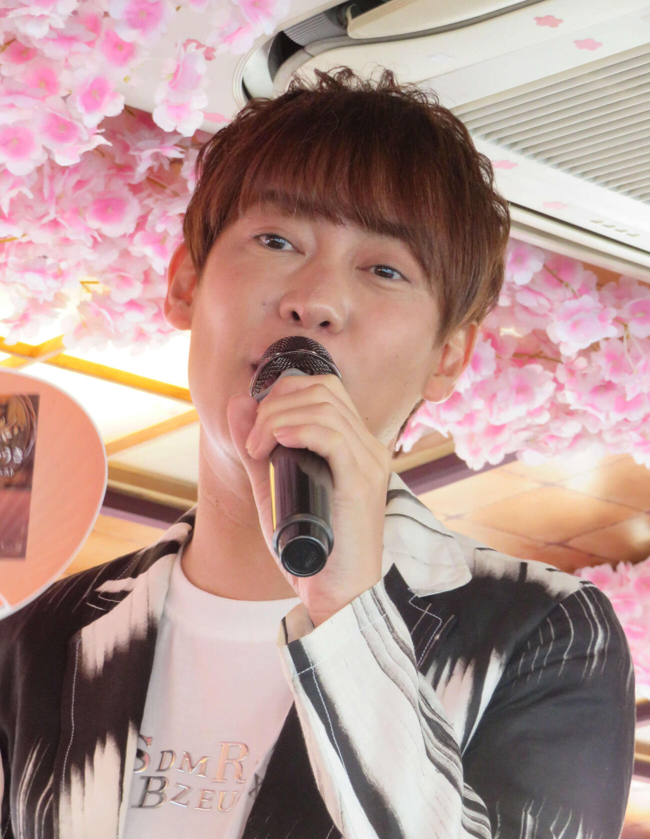 新曲発売記念イベントを行った松阪ゆうき