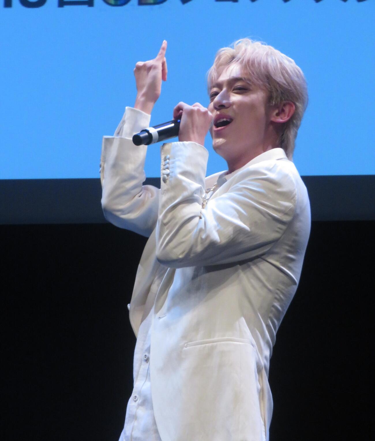 歌謡曲賞を受賞した「運命の夏」を披露する辰巳ゆうと（撮影・川田和博）