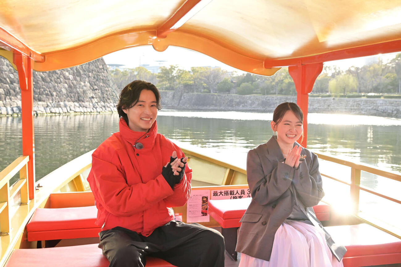 「ゴールデンカムイ　網走監獄襲撃編」のPRで、大阪城御座船」に乗船した山﨑賢人（左）と山田杏奈