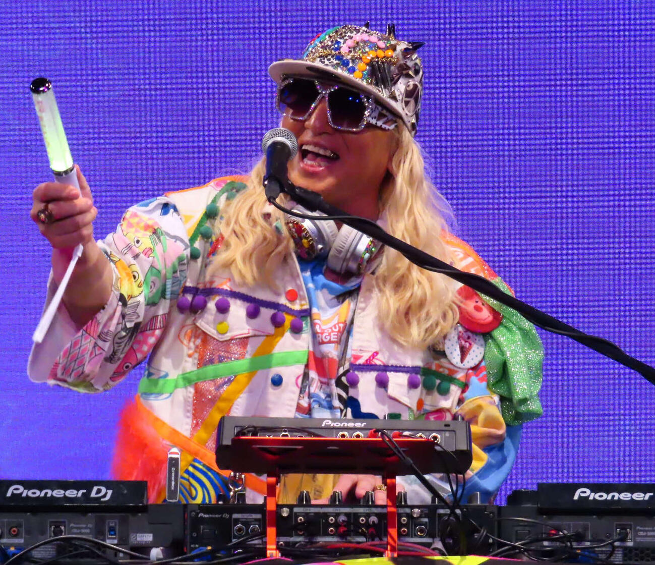 Bright Charmデビューライブ前に、Bright CharmとパフォーマンスするDJ KOO