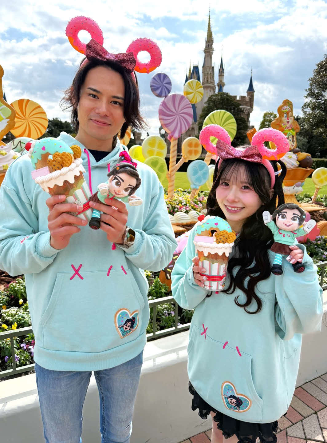 東京ディズニーランドの企画「ヴァネロペのスウィーツ・ポップ・ワールド」の特別メニューなどをリポートした近藤雄介（左）とSWEET STEADYの栗田なつか（撮影・松尾幸之介）