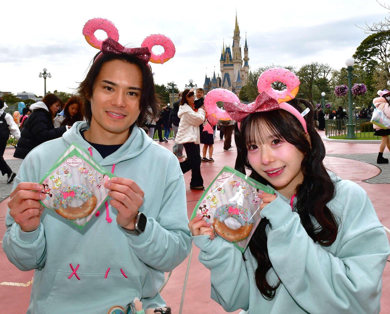 東京ディズニーランドの企画「ヴァネロペのスウィーツ・ポップ・ワールド」の特別メニューなどをリポートした近藤雄介（左）とSWEET STEADYの栗田なつか（撮影・松尾幸之介）