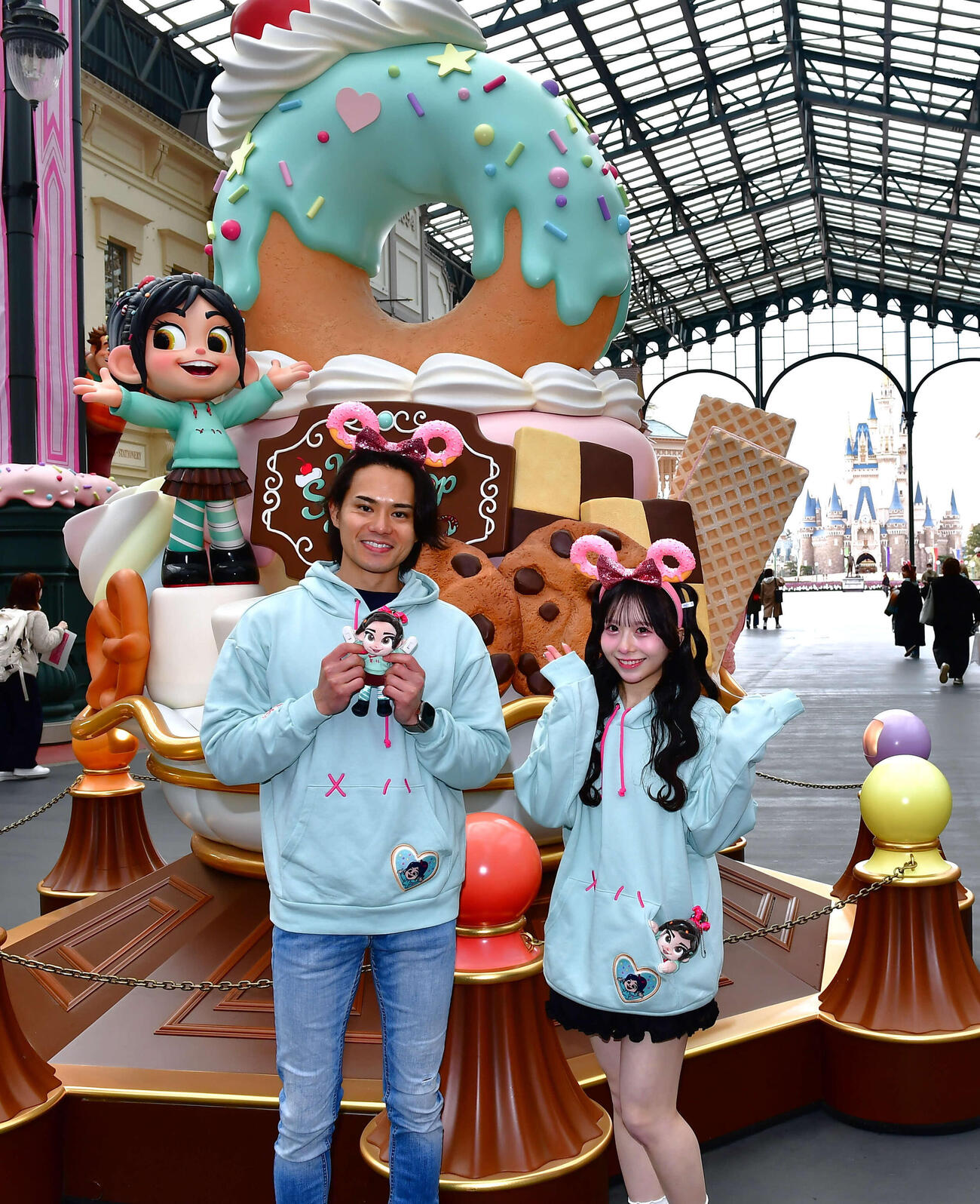 東京ディズニーランドの企画「ヴァネロペのスウィーツ・ポップ・ワールド」の特別メニューなどをリポートした近藤雄介（左）とSWEET STEADYの栗田なつか（撮影・松尾幸之介）