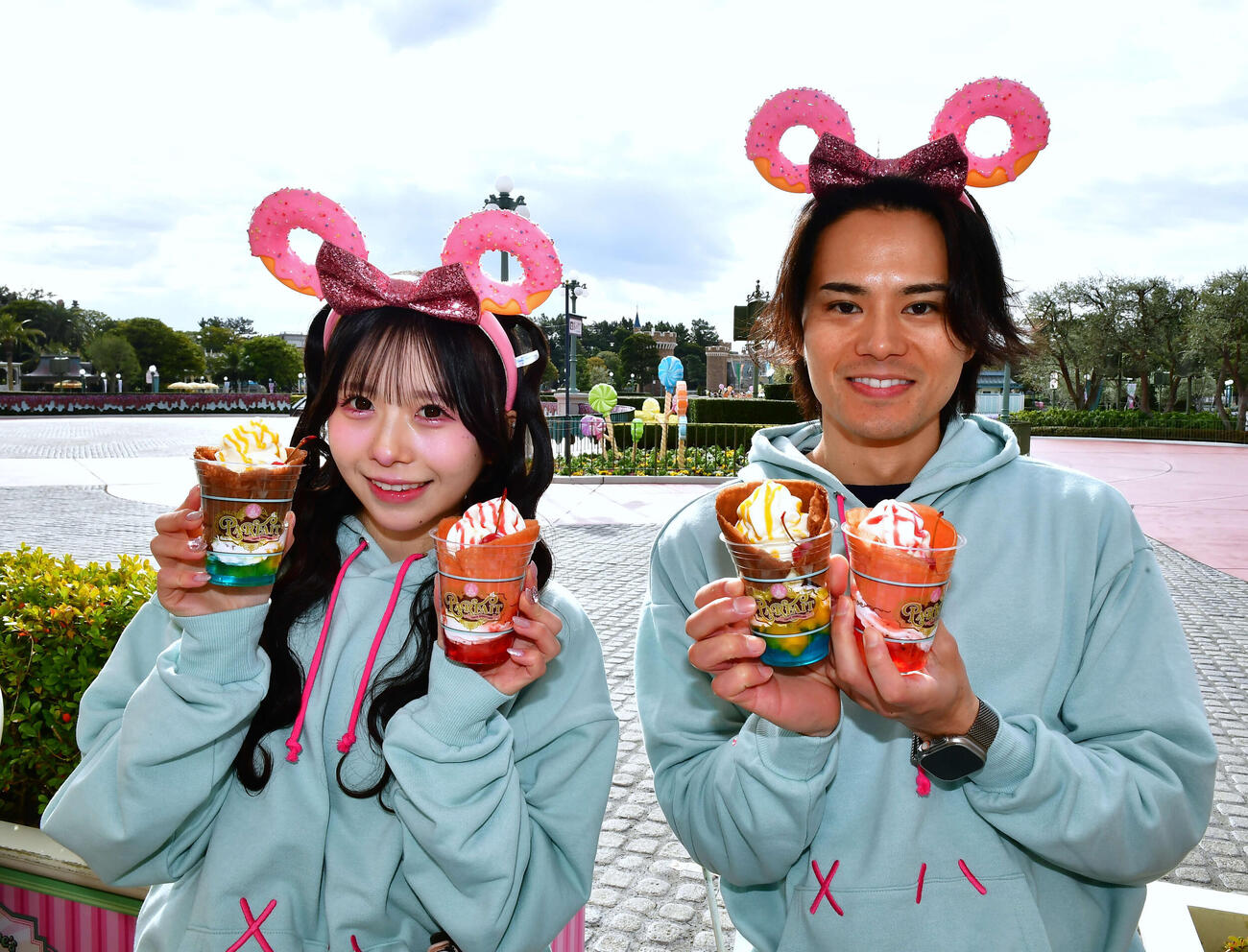 東京ディズニーランドの企画「ヴァネロペのスウィーツ・ポップ・ワールド」の特別メニューなどをリポートした近藤雄介（右）とSWEET STEADYの栗田なつか（撮影・松尾幸之介）