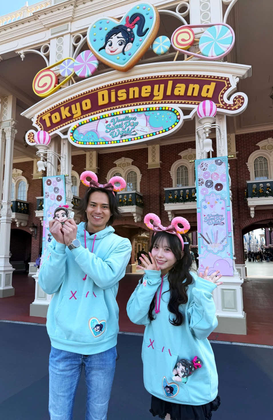 東京ディズニーランドの企画「ヴァネロペのスウィーツ・ポップ・ワールド」の特別メニューなどをリポートした近藤雄介（左）とSWEET STEADYの栗田なつか（撮影・松尾幸之介）