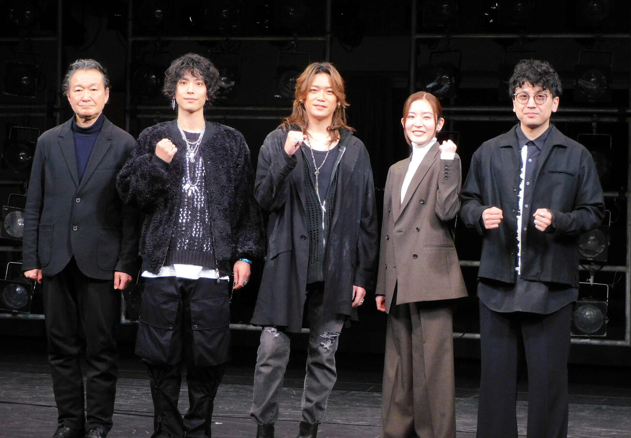 舞台「ジン・ロック・ライム」のキャスト　左から演出家白井晃さん、黒羽麻璃央、髙木雄也、蓮佛美沙子、劇作家山本卓卓さん（撮影・寺本吏輝）