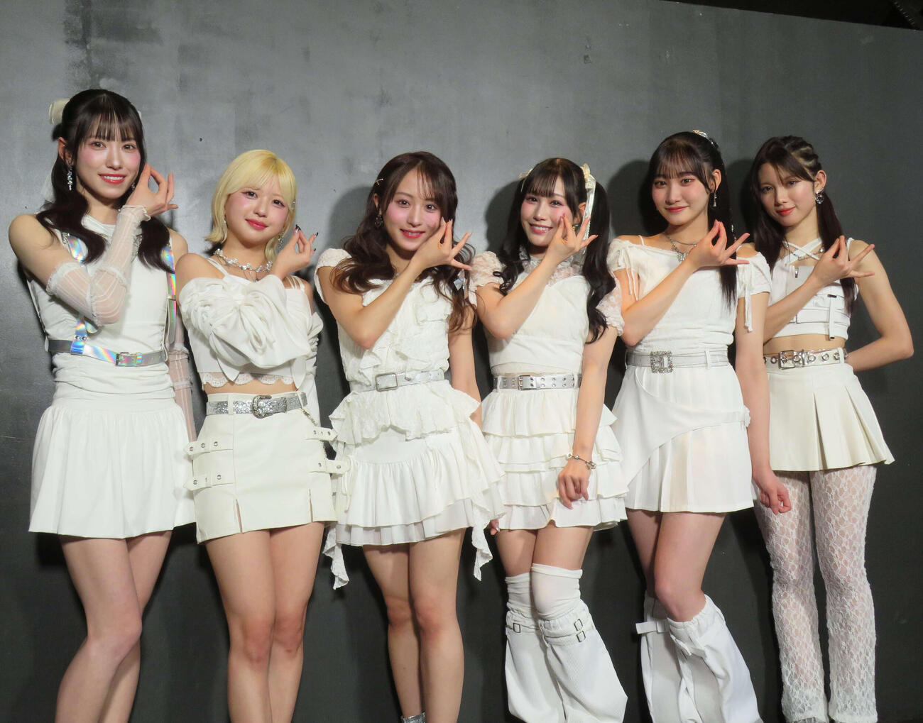 LarmeR。左から七海花菜、みのり、坂口渚沙、水川心愛、牧野りりさ、凪乃瑚々奈（2026年1月撮影）