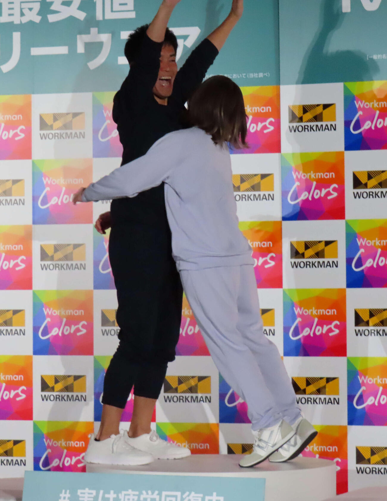 手押し相撲で勝負する武井壮（左）と吉田沙保里さん