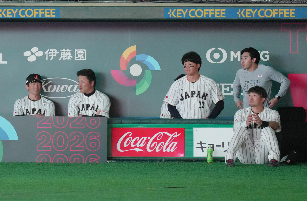 試合前、ライブパフォーマンスを見つめる鈴木（右端）ら日本の選手ら（撮影・足立雅史）
