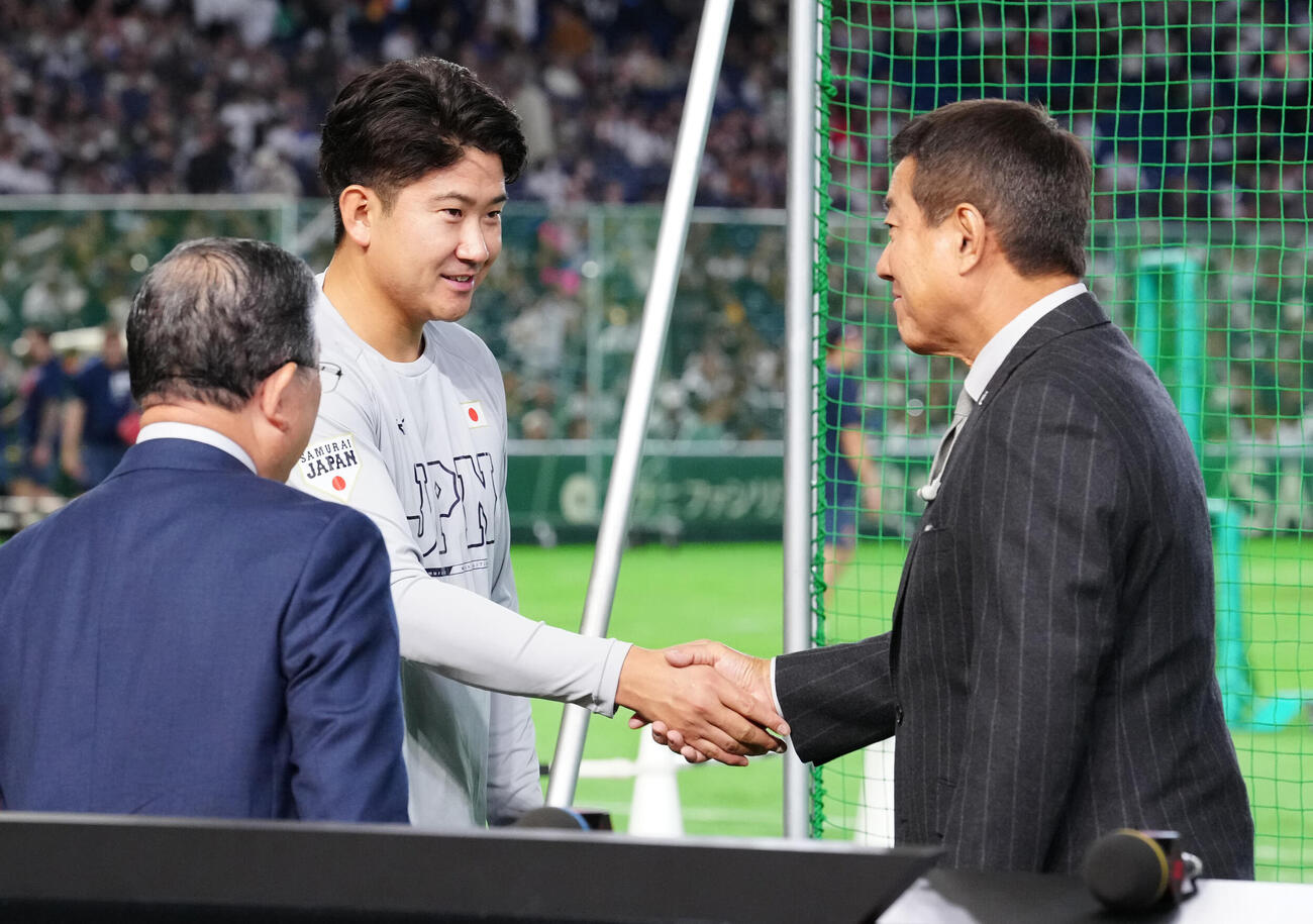 日本対チェコ　試合前、原氏（右）と握手を交わす菅野（撮影・江口和貴）
