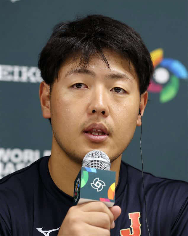 日本対チェコ　試合前の会見に臨む日本の岡本（読売新聞社提供）