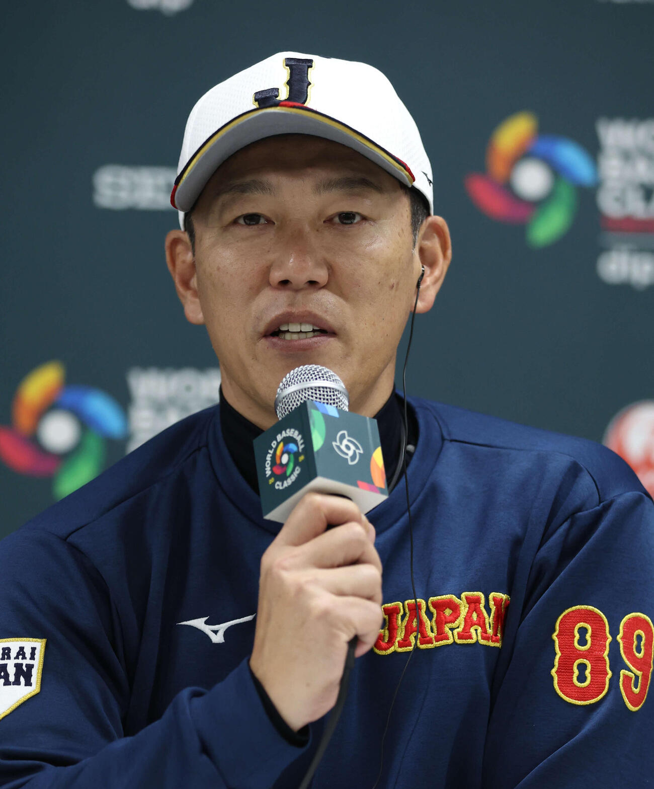 日本対チェコ　試合前の会見に臨む日本の井端監督（読売新聞社提供）