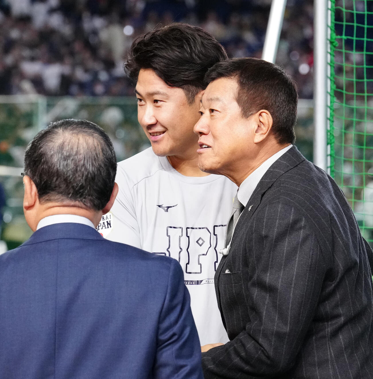 日本対チェコ　試合前、言葉を交わす原氏（右）と菅野（撮影・江口和貴）