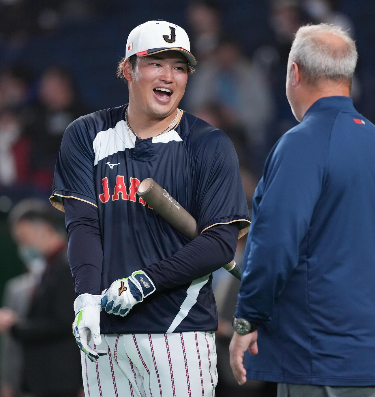 日本対チェコ　試合前練習で笑顔の村上（撮影・鈴木みどり）
