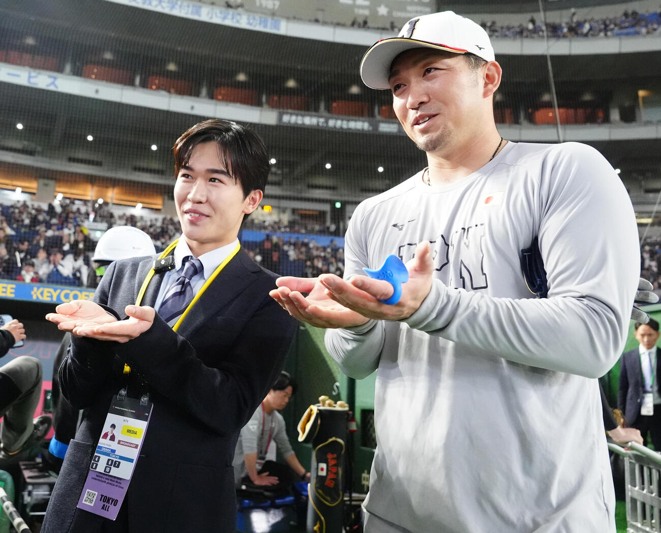 日本対チェコ　試合前、ポーズを決める鈴木誠也（右）と鈴木福（撮影・江口和貴）