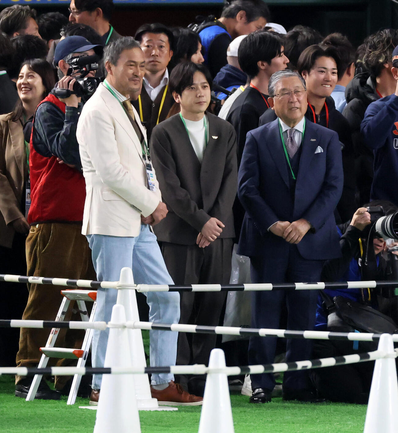 日本対チェコ　練習を見学する左から俳優の渡辺謙、タレントの二宮和也、徳光和夫アナウンサー（撮影・加藤哉）