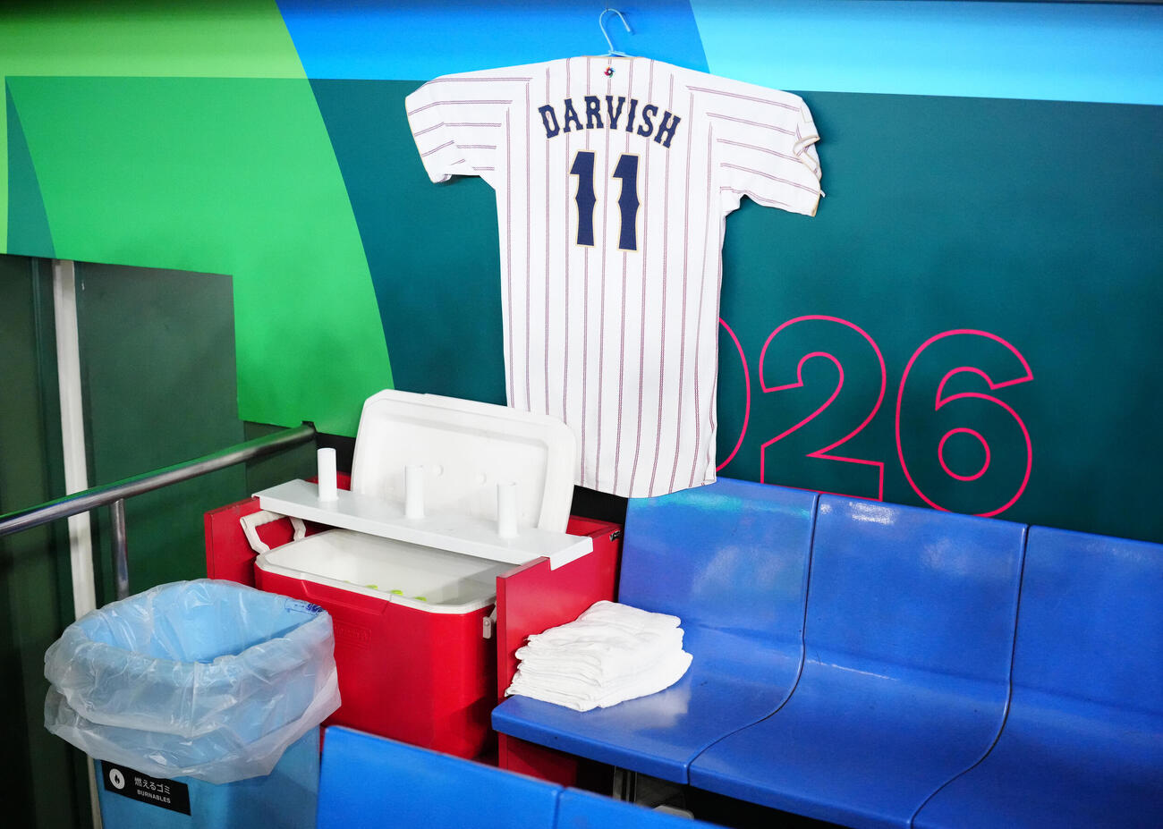 日本対チェコ　試合前、日本ベンチに掲げられるダルビッシュのユニホーム（撮影・江口和貴）