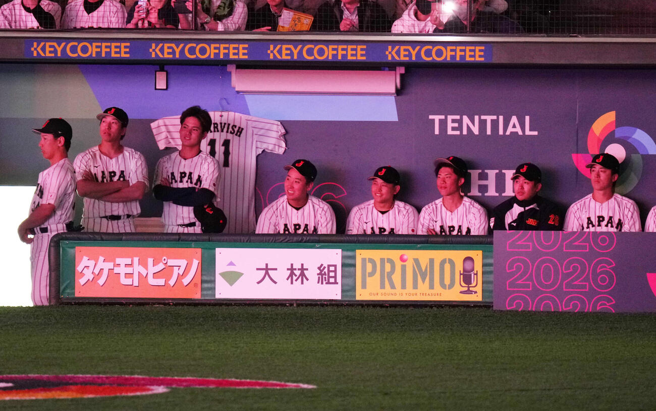 試合前、ライブパフォーマンスを見つめる日本の選手ら（撮影・足立雅史）