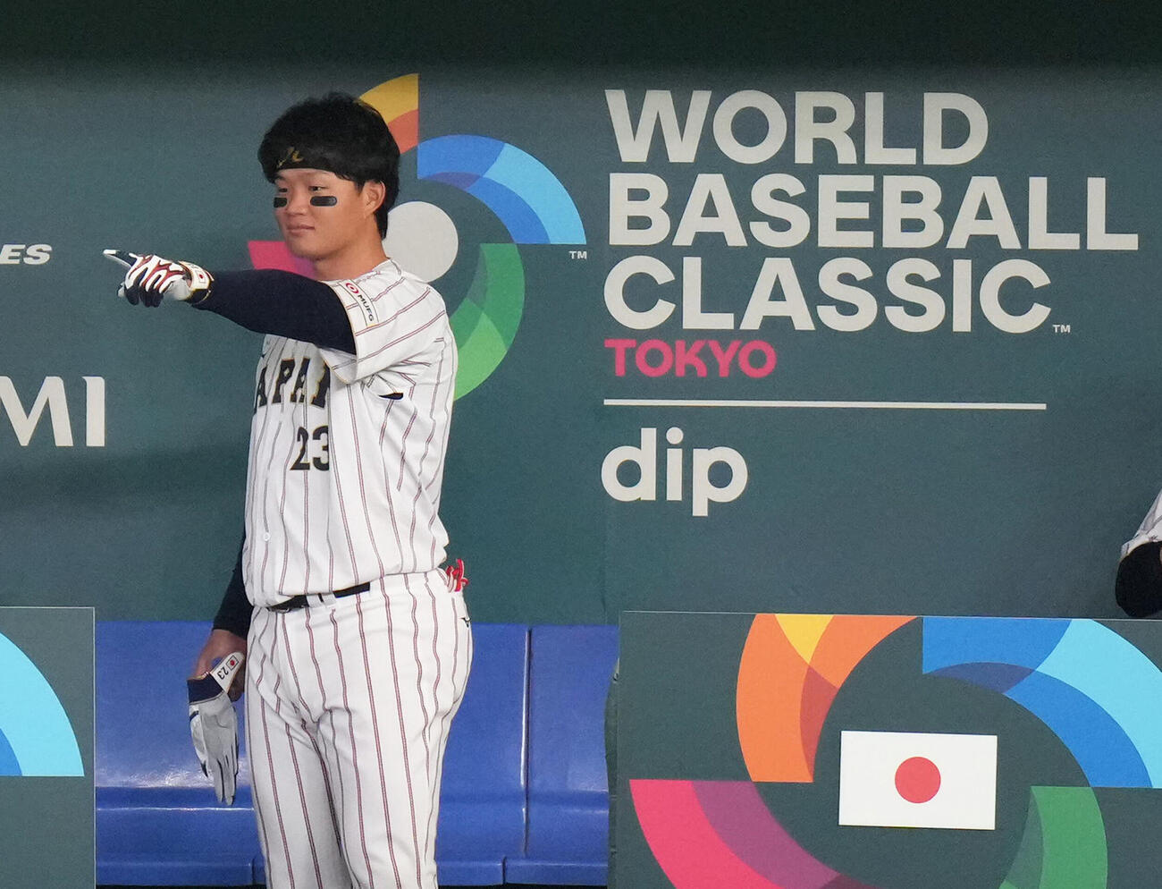 試合前、ベンチでポーズを決める森下（撮影・足立雅史）